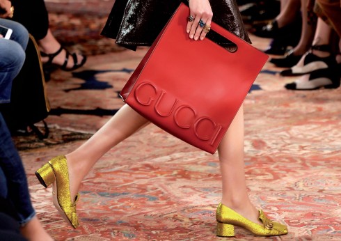 Alessandro Michele tiếp tục khẳng định thế mạnh về phụ kiện của mình khi giới thiệu những thiết kế túi xách và giày thú vị, hứa hẹn sẽ được các tín đồ thời trang săn lùng.