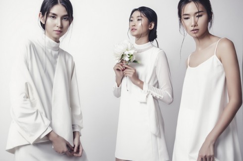 Bộ ba mĩ nhân trong trang phục trắng mong manh nhưng lại toát lên một vẻ kiêu kỳ của đóa hoa mùa Đông.