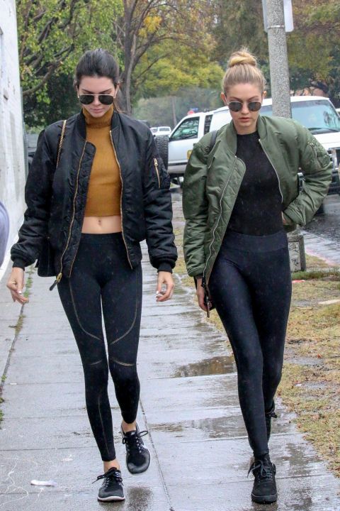 Khi Kendall và GiGi đi cùng nhau, không quên mặc áo khoác bomber như một đôi bạn thật sự.