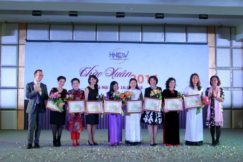 7.Lễ trao giải khen thưởng những hội viên có nhiều đóng góp tích cực cho hoạt động của HNEW năm 2015. 