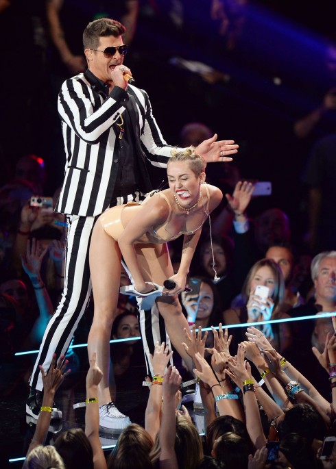 Màn biểu diễn gây tranh cãi của Miley Cyrus tại Lễ trao giải 2013 MTV Video Music Awards