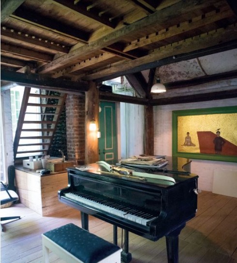 Các nhạc cụ từ dương cầm đến đàn đáy, đàn nguyệt ở vài nơi trong một căn nhà sàn mộc mạc.
