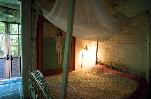 Đèn công nghệ gây sự ấm cúng khu giường ngủ, không gian thư giãn để lưu lạc vào thế giới của Murakami