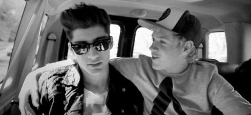Cảnh quay ghi lại hình ảnh cựu thành viên Zayn Malik và Niall Horan chia sẻ cái ôm tình cảm ở phía sau xe.
