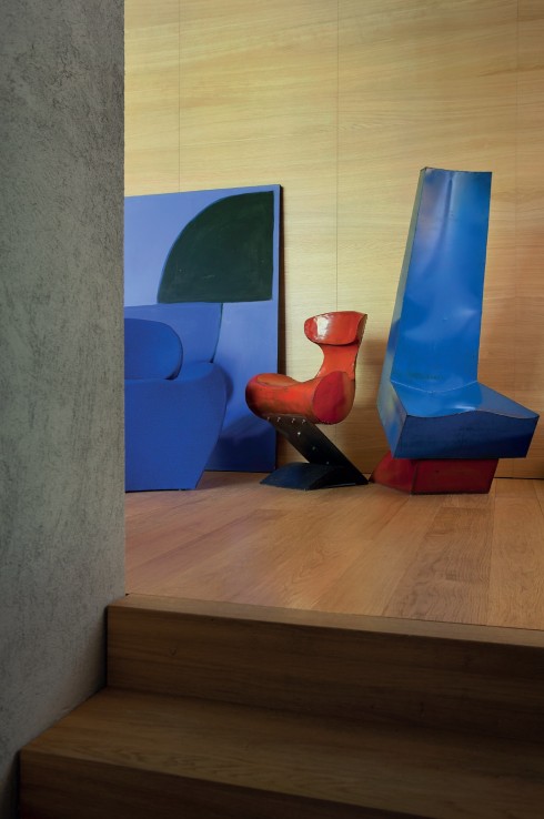 Những chiếc ghế với thiết kế độc đáo có mặt tại mọi góc trong ngôi nhà, biến nơi đây thành một bảo tàng hết sức sinh động.