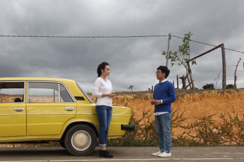 Giản dị trong trang phục trẻ trung và năng động, Angela Phương Trinh mang đến một cảm giác thân thiện khác lạ khi xuất hiện bên cạnh chiếc taxi màu vàng đáng yêu