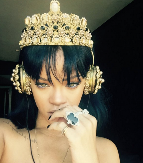 Sự hấp dẫn của phong cách âm nhạc Rihanna – ngọn nguồn cho những tấm ảnh động, những tin ảnh trên mạng xã hội, blog – đến từ cách sống độc lập trong thế giới của chính cô. 