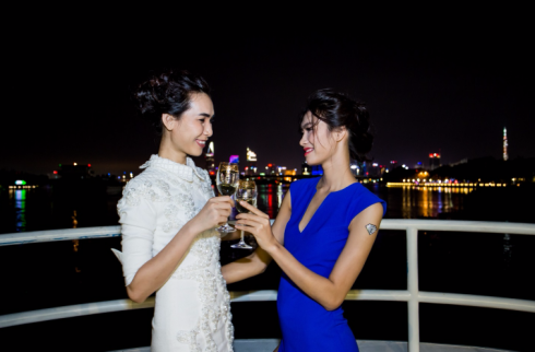 Người mẫu Thanh Tuyền và Nguyễn Oanh thân mật trò chuyện tại đêm tiệc của Fashion TV