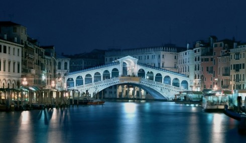 Cầu Rialto ở Venice