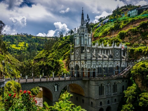 Cây cầu dẫn tới nhà thờ Las Lajas ở Columbia