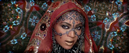 Những năm gần đây, việc hình ảnh văn hóa Ấn Độ được sử dụng trong các MV của các ca sĩ Mỹ đã nhiều lần gây tranh cãi. 