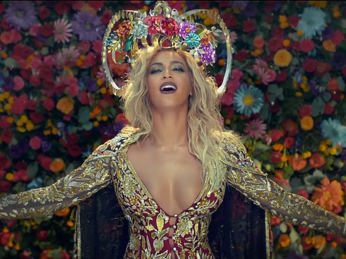Beyoncé bị chỉ trích vì hóa thân phụ nữ Ấn nhưng trang phục không kín đáo.