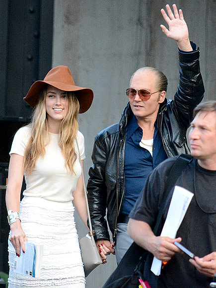 Heard cũng thể hiện sự ủng hộ đối với người đàn ông đời cô bằng việc thăm đoàn làm phim của Depp vào tháng 6/2014.