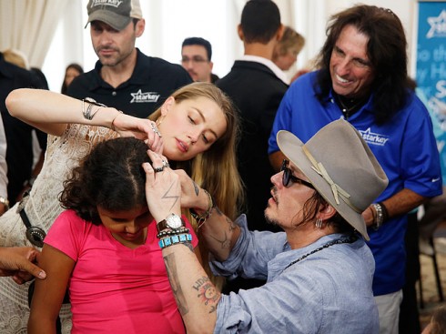 Vào tháng 9/2015, Johnny Depp cùng Amber Heard đến thăm Rio de Janeiro, Brazil để phát máy trợ thính cùng Qũy Trợ Thính Starkey. 