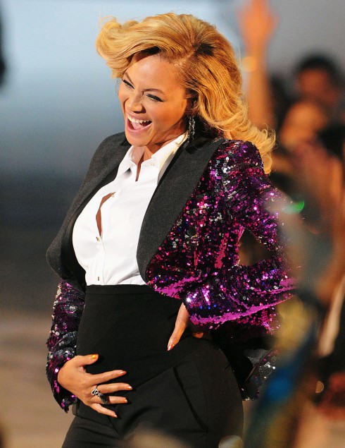 Cô hạnh phúc khoe bụng bầu tại sân khấu VMAs 2011