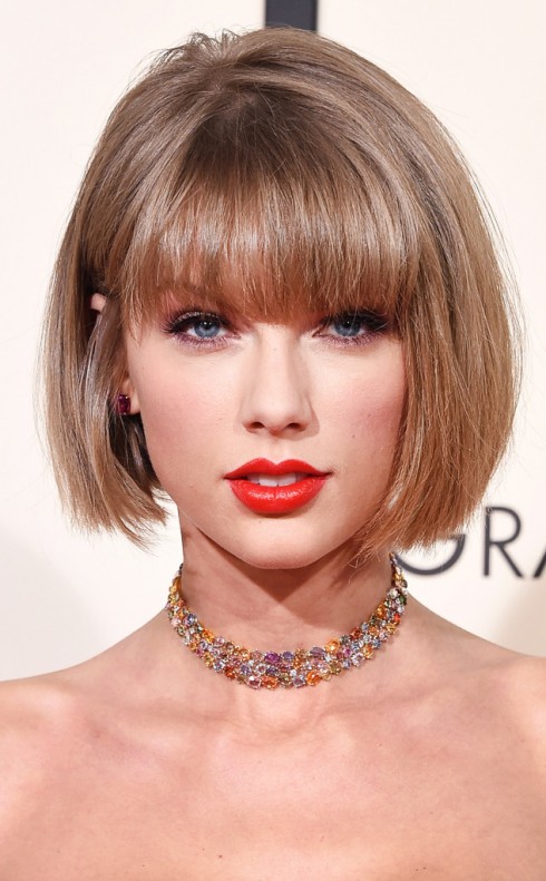 Cô ca sĩ của bài "Bad Blood" đã có gương mặt rạng rỡ với đôi môi được son màu cam đỏ đậm, hợp với chiếc top cô mặt tại giải Grammy.