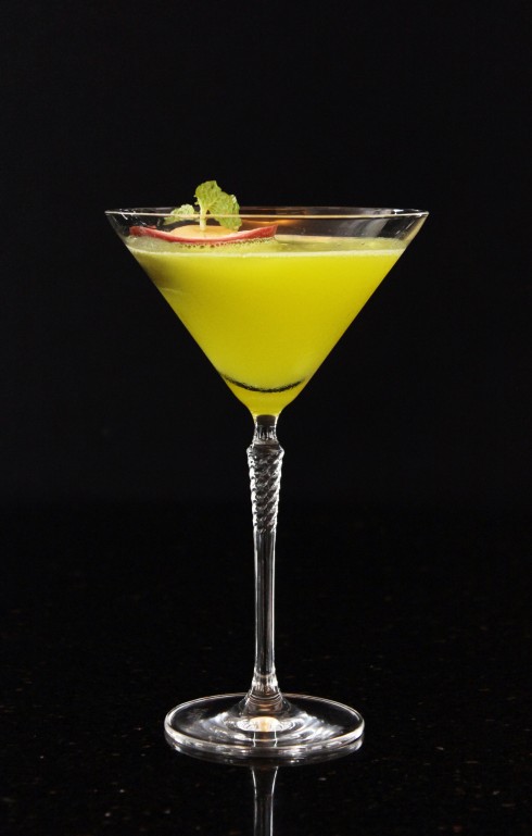 Cocktail Thạch Anh được sáng tạo bởi chuyên gia pha chế của Summit Lounge 