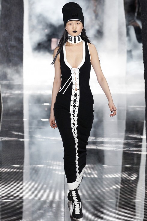 Một mẫu váy laceup với tông màu đen trắng trẻ trung và khỏe khoắn.
