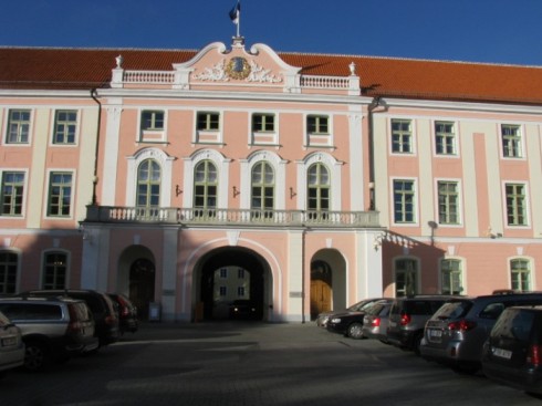 du lịch châu âu phần 1 - tòa nhà nghị viện Estonia - elle vietnam