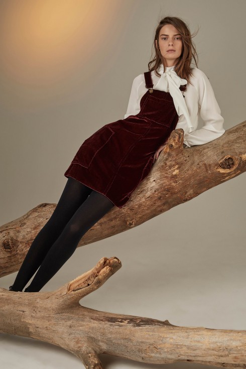 Erin Fetherston mang lại một BST hơi hướng vintage với váy yếm nhung đỏ thẫm.