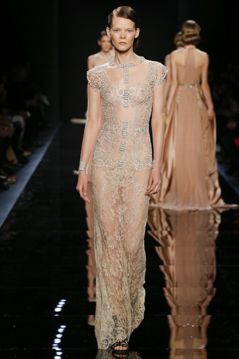 BST của Reem Acra gợi lại cho người xem nhớ tới BST Haute Couture từ Valentino cũng những chiếc váy dài bay bổng và thơ mộng.