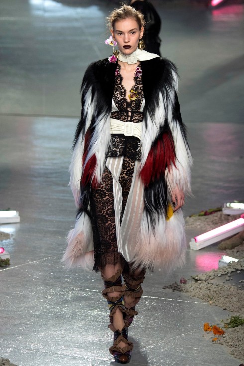 Những chiếc áo khoác lông thú pha trộn sặc sỡ cùng rất hot trong Tuần lễ thời trang New York vừa qua.