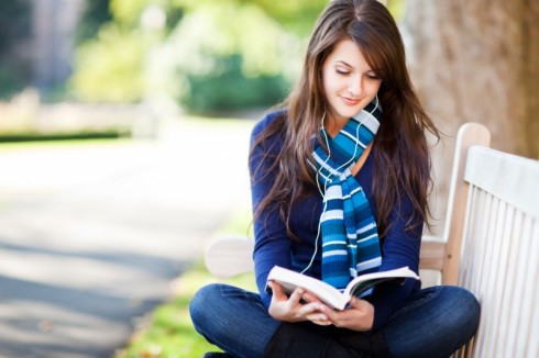 Thói quen đọc sách báo sẽ giúp bạn có rất nhiều kiến thức bổ ích
