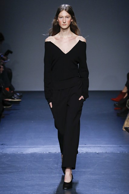 Gợi cảm cùng thiết kế áo trễ vai cùng quần đen của Zero + Maria Cornejo
