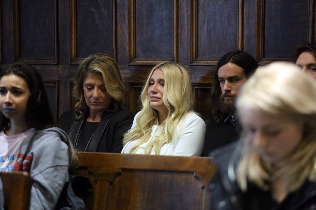 Kesha suy sup tại phiên tòa sau khi nghe phán quyết thua kiện