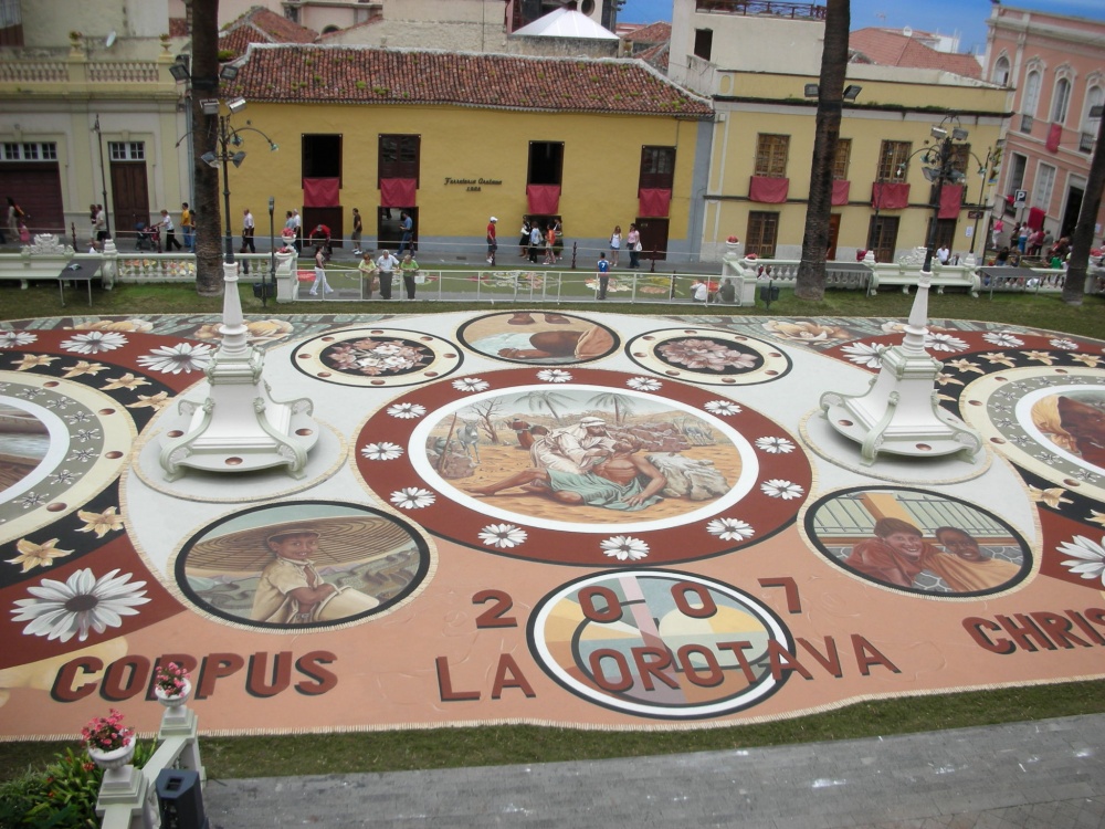Tháng 6 hàng năm vào dịp lễ thi hài của chúa Cơ-đốc, chiếc thảm khổng lồ được trải ra giữa quảng trường La Orotava. Chiếc thảm được làm từ cát núi lửa và vào 2006, nó đã được ghi nhận kỷ lục Guinness.
