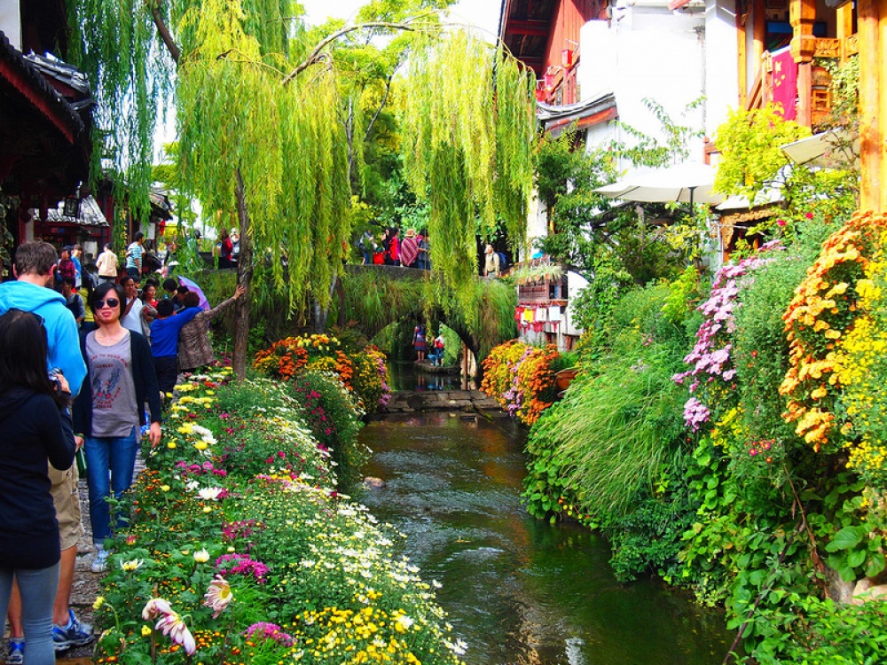 Lý Giang được chia làm 2 khu: khu phố cổ được UNESCO công nhận và khu phố mới. Người địa phương cho rằng: thị trấn tồn tạ được là nhờ nước, và nước tồn tại được là nhờ thị trấn.
