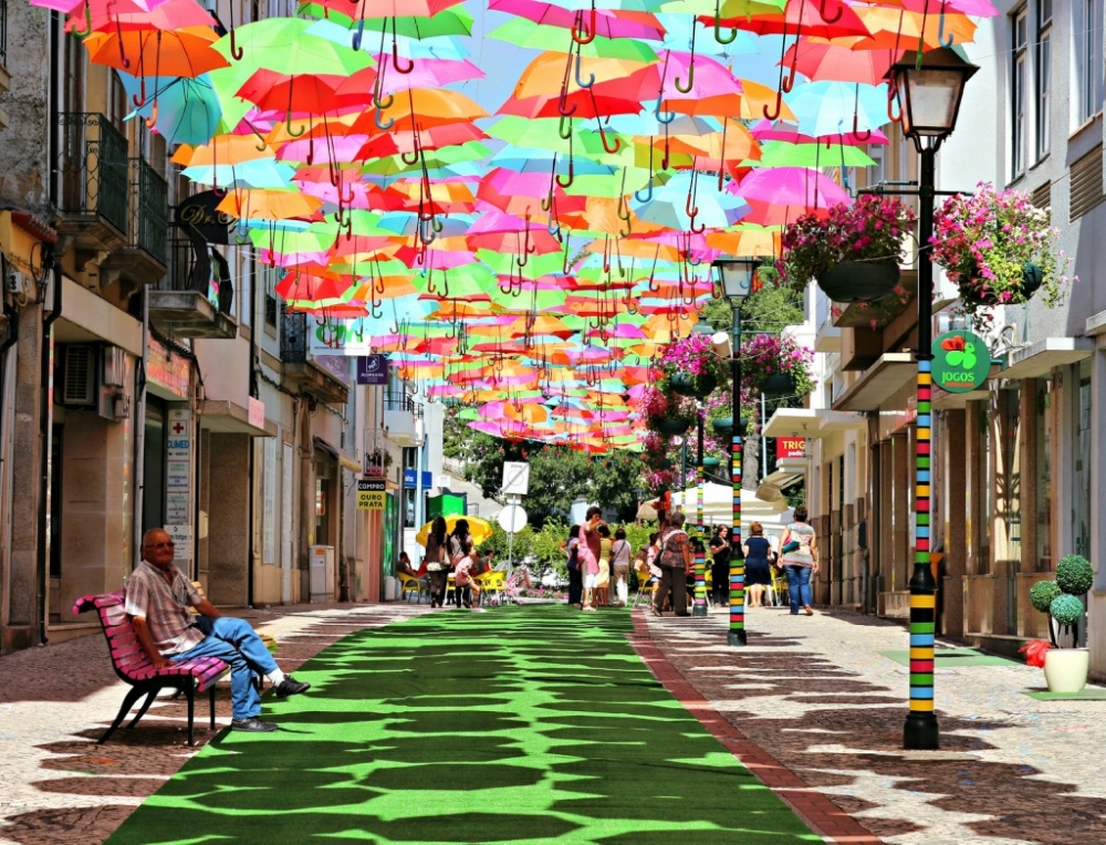 Những chiếc dù này lần đầu xuất hiện tại Agueda vào năm 2012. Những chiếc dù màu sắc này được trang trí cũng như giúp người đi bộ tránh khỏi cái nắng gắt ở Bồ Đào Nha.
