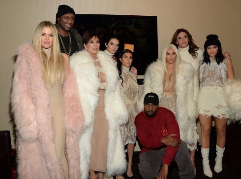 Đúng như dự đoán, gia tộc Kardashian-Jenner lại có cơ hội để xuất hiện một cách hoành tráng. Các người đẹp diện trang phục theo tông màu trắng ngà từ bộ sưu tập độc quyền Balmain x Yeezy.