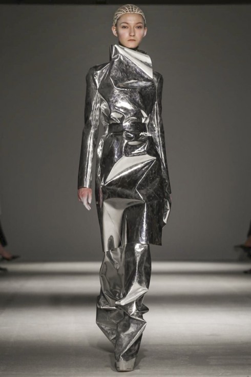 Một mẫu váy ánh bạc gắn liền với Lady Gaga