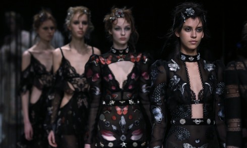 Sarah Burton đưa BST Thu Đông của Alexander McQueen qua lại nơi cô bắt đầu: Royal Horticultural Halls