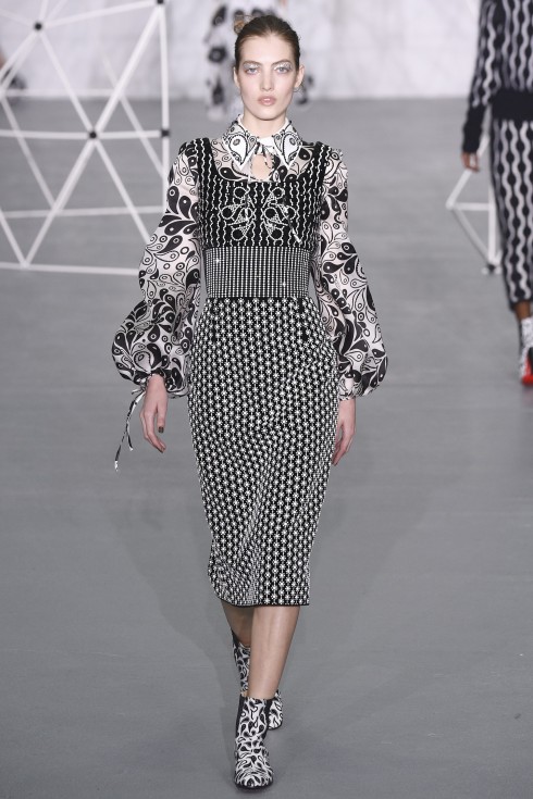 Những chiếc tay áo bồng bềnh xuyên suốt BST Thu-Đông của Holly Fulton