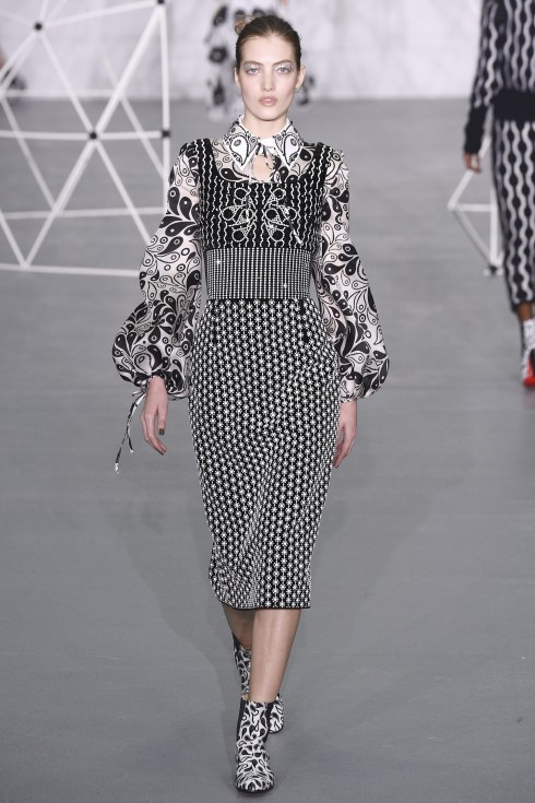 Những chiếc tay áo bồng bềnh xuyên suốt BST Thu-Đông của Holly Fulton