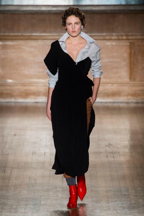 Chất liệu nhung được phối độc đáo trong mẫu váy từ Vivienne Westwood