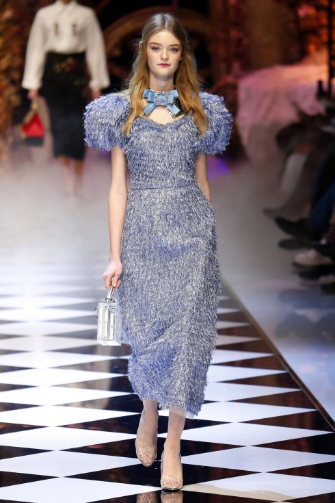 Lọ Lem của thế kỷ 21 trong chiếc váy óng ánh vai bồng màu xanh truyền thống