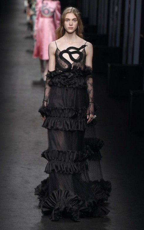 Con rắn trong vườn địa đàng trong thiết kế váy đen huyền bí từ Gucci