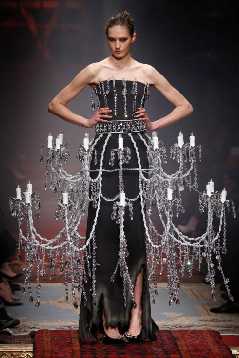 Mẫu thiết kế váy đèn chùm độc đáo được đánh giá cao trong BST Thu-Đông của Moschino