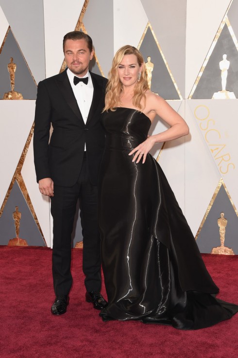 Leonardo DiCaprio trong bộ suit của Giorgio Armani tái ngộ cùng Kate Winslet.