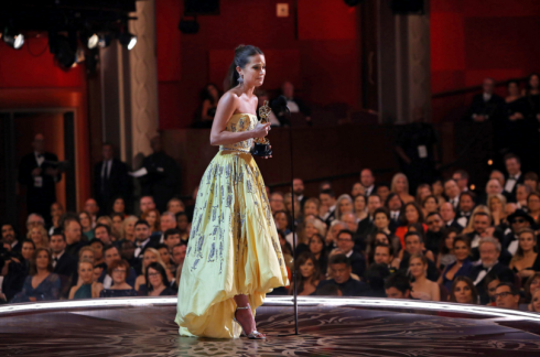 Alicia Vikander, đã khóc sau khi nhận giải Nữ diễn viên phụ xuất sắc nhất.