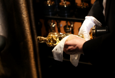 Tượng vàng Oscar được lau bóng loáng trước khi lễ trao giải bắt đầu.