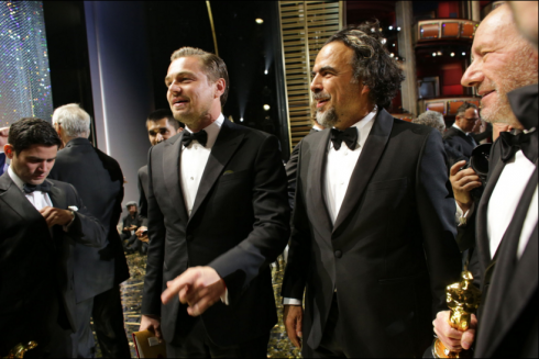 Leonardo Dicaprio thắng giải nam diễn viên xuất săc nhất cho bộ phim "The Revenant" đang vui mừng cùng Alejandro G. Iñárritu, đạo diễn phim xuất sắc nhất.