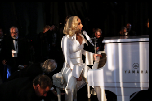 Lady Gaga chuẩn bị cho phần biểu diễn "Till it happens to you" của mình.