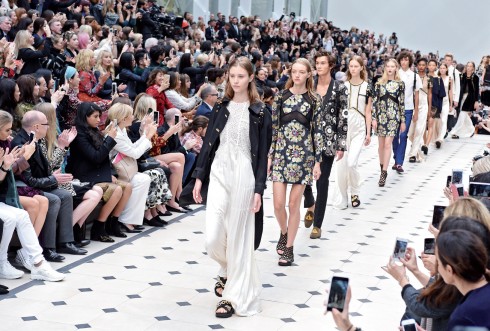 Show diễn Xuân-Hè 2016 của Burberry Prorsum