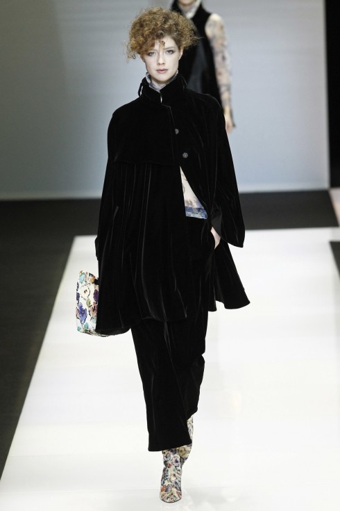 Giorgio Armani mang tới Tuần lễ thời trang Milan những chiếc cape nhung sang trọng