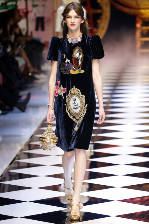 Một mẫu thiết kế váy nhung của Dolce & Gabbana