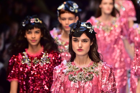 Dàn người mẫu diễu hành trong những bộ váy sequin hồng, đỏ và bạc trong show diễn của Dolce & Gabbana